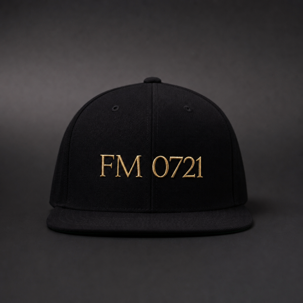 黒に金刺繍のFM 0721キャップ