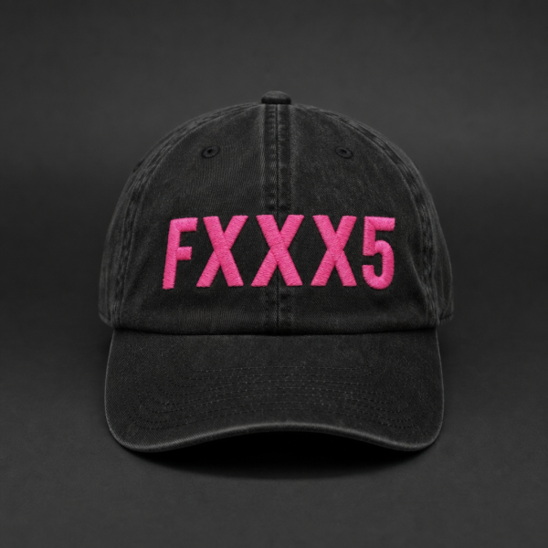 黒にネオンピンク刺繍のFXXX5キャップ