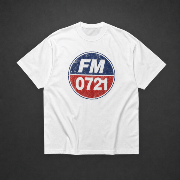 白地にレトロなFM 0721サークルロゴのTシャツ