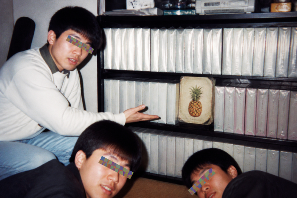 開かずの説明書のイメージ写真(タブロイド風)