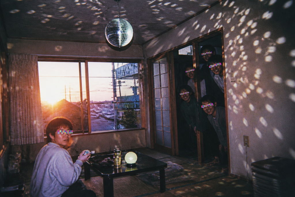自宅ミラーボール説のイメージ写真(タブロイド風)