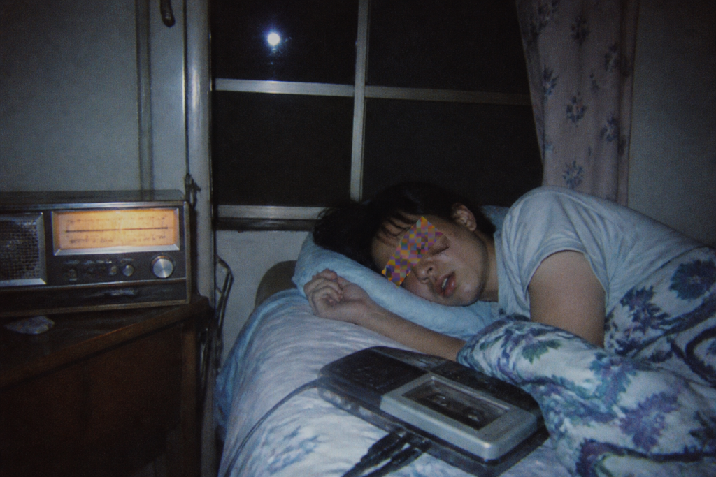 深夜2時の周波数のイメージ写真(タブロイド風)
