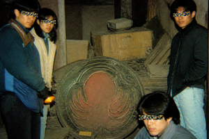 Since 1994 の謎のイメージ写真(タブロイド風)