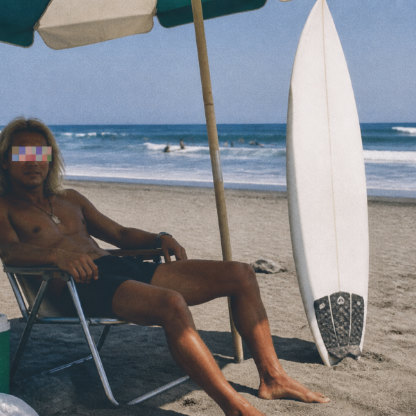 波には乗らないサーファーのイメージ写真(タブロイド風)